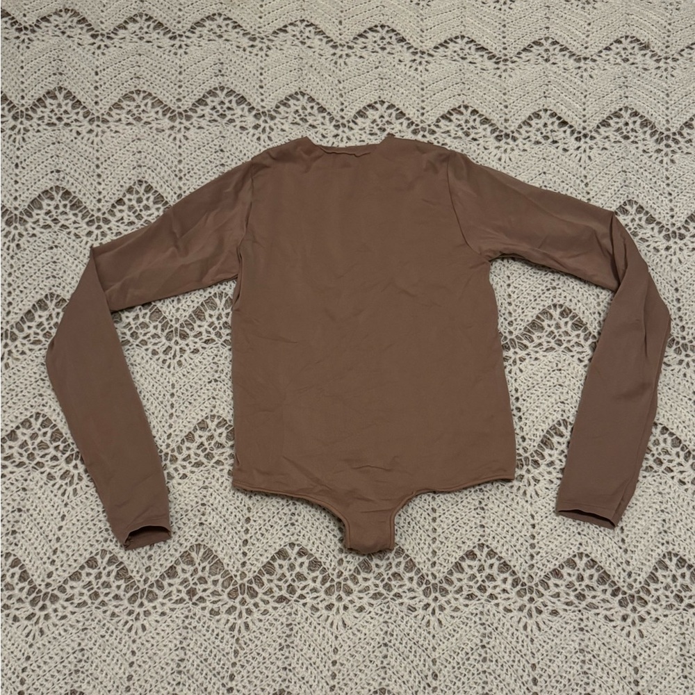 SKIMS Brown Long Sleeve Bodysuit Body-con Stretchy Size S/M Raw Edge Neck Hem